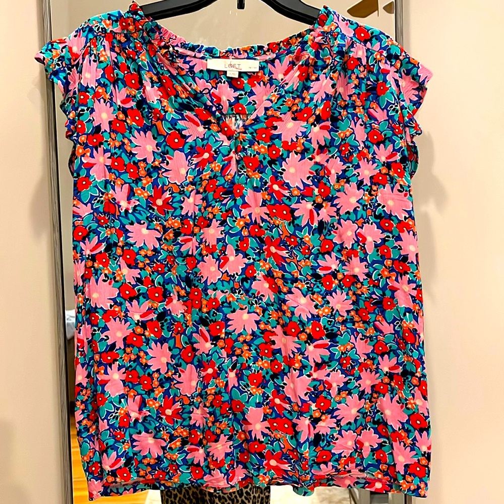 Loft- Petite Large flutter sleeve top mixed media print